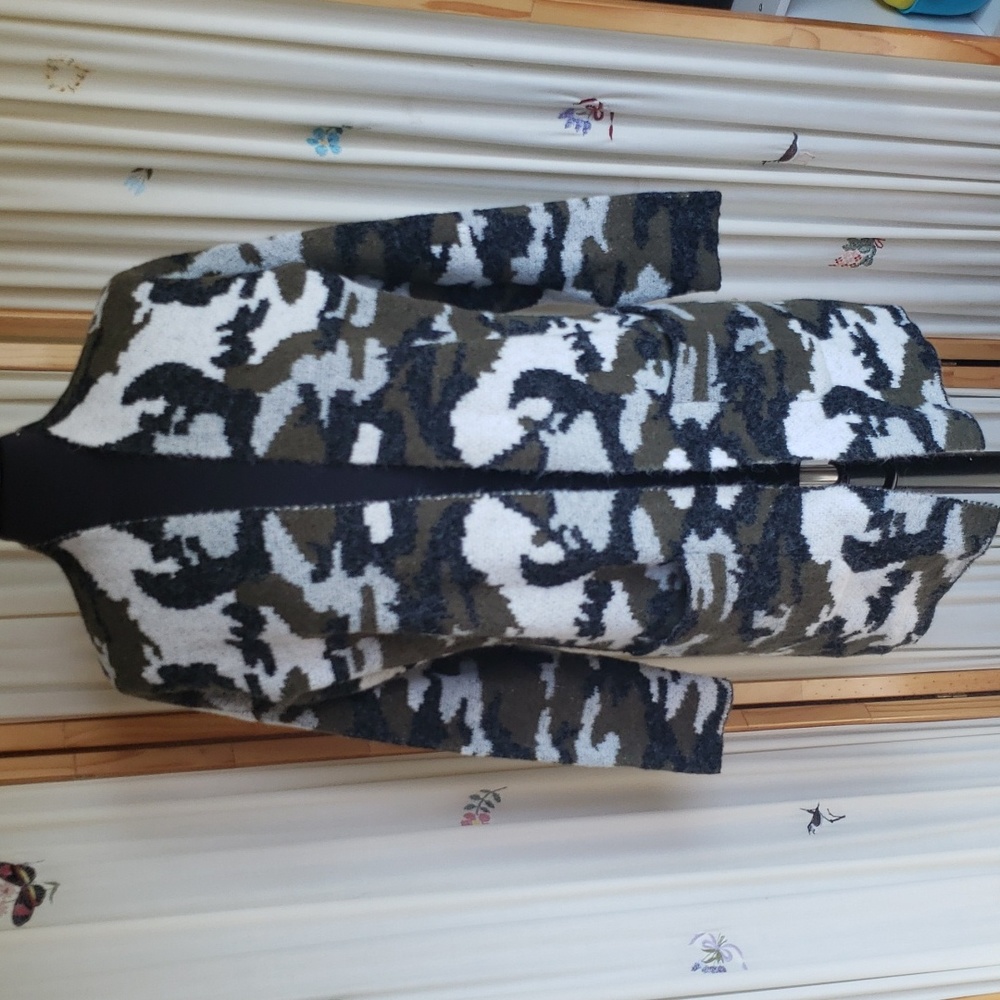 Venus Camo sweater jacket medium